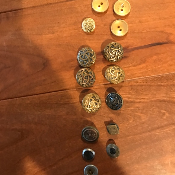 VINTAGE ASSORTMENT OF BUTTONS - Picture 4 of 8